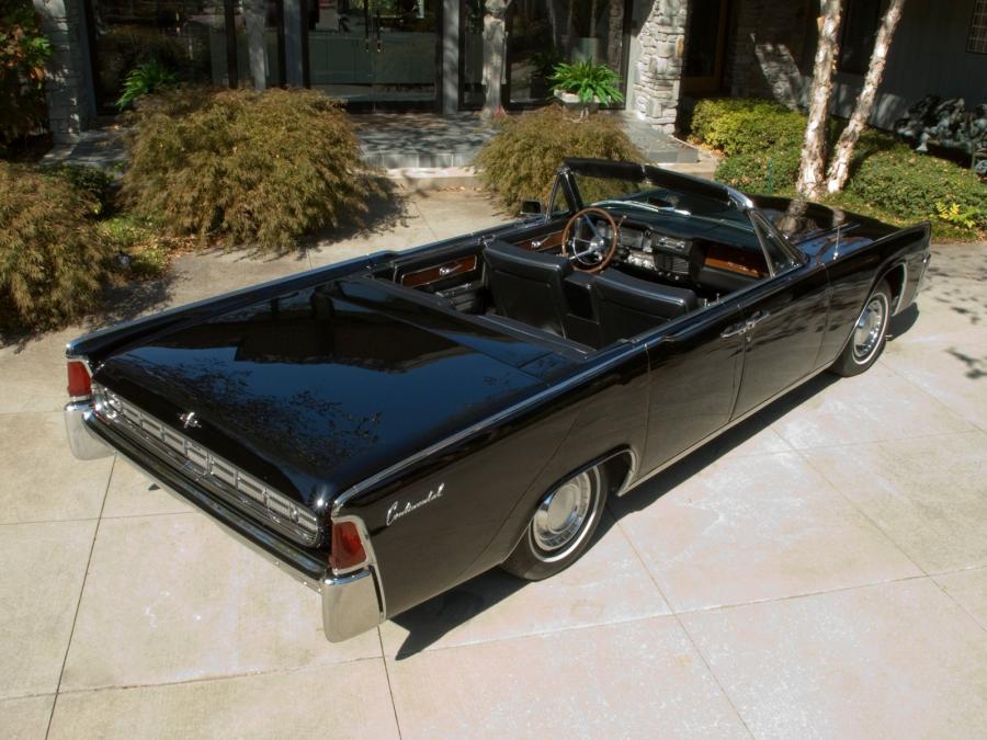  Lincoln Continental Convertible 1963 года  (фото 11 из 18)